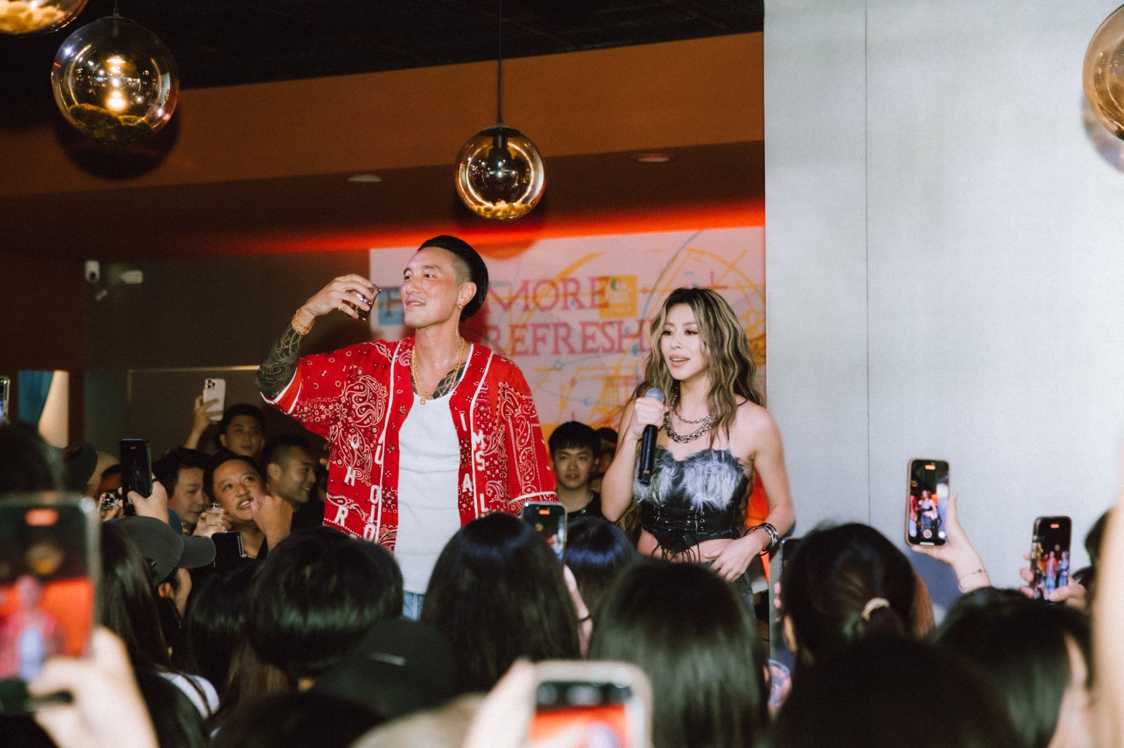 王陽明、蔡詩芸無預警合體嗨炸信義區　隔天自爆「我昨晚喝到壞掉」