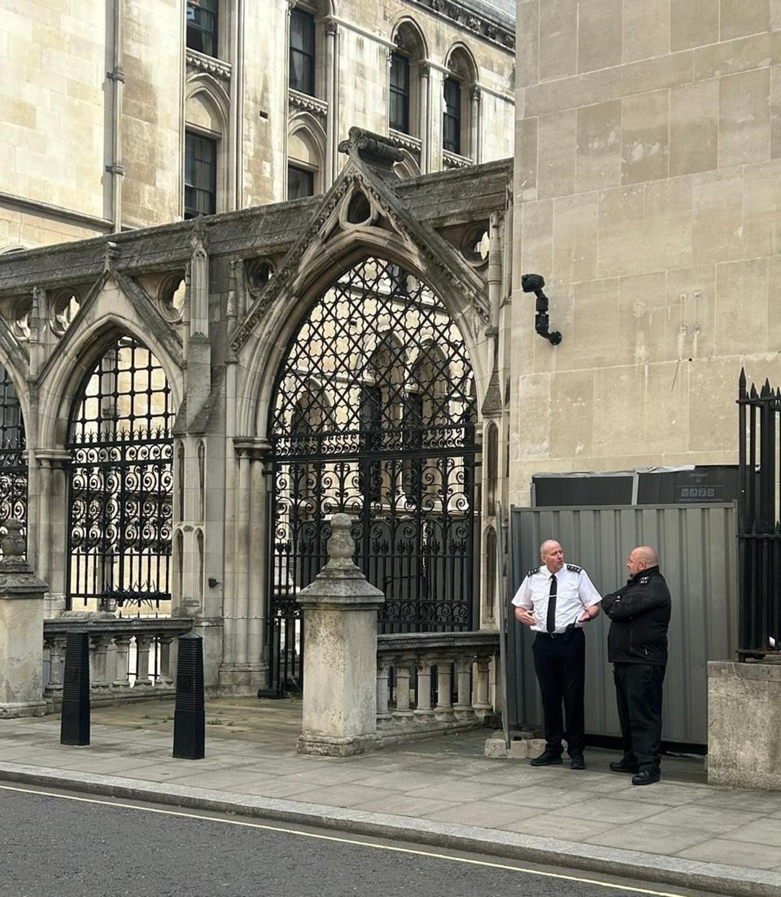 目前塗鴉已被黑布遮住。圖／@nexta_tv