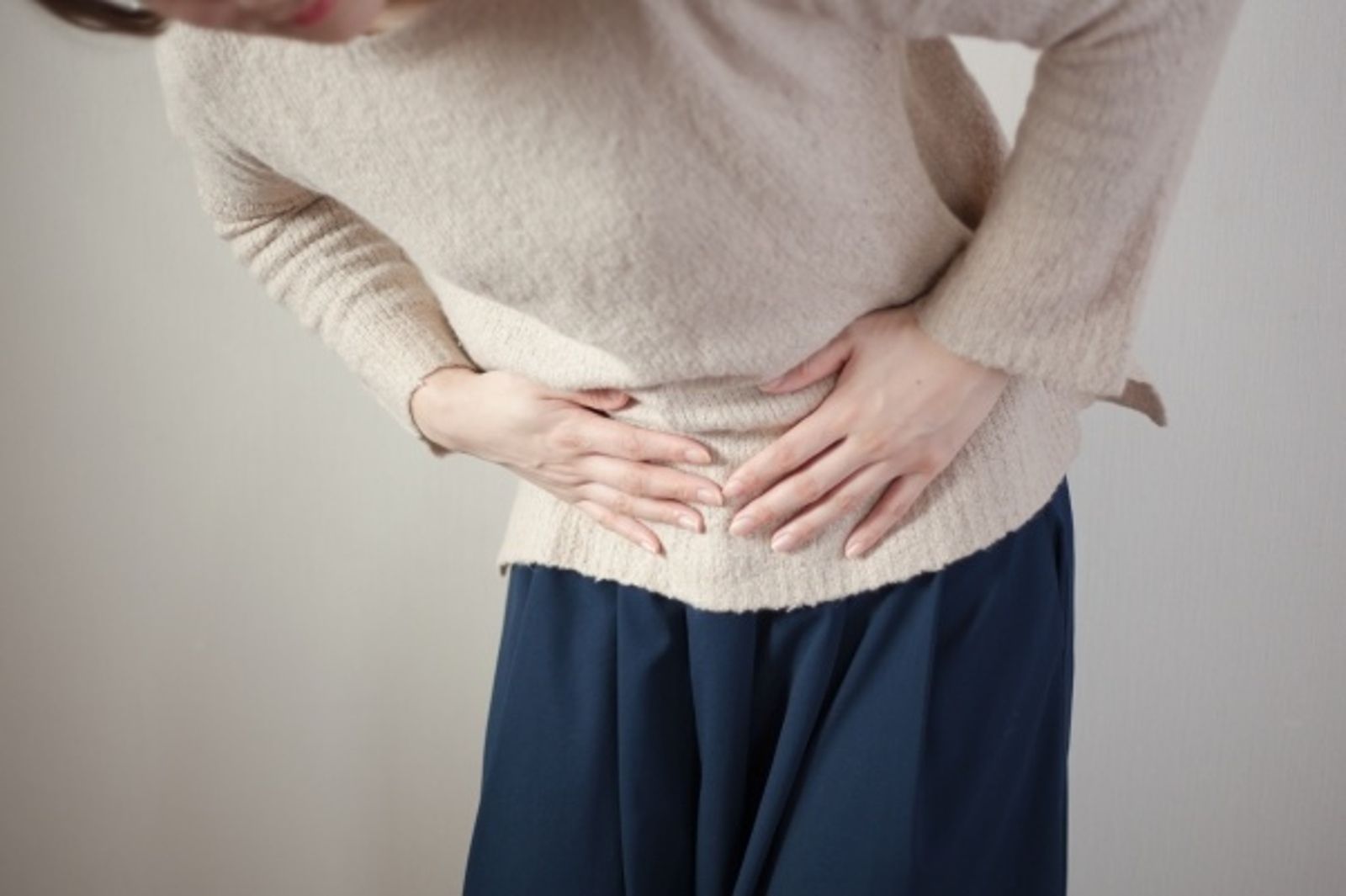 腹痛、腹脹好困擾！研究曝女性更容易患「腸躁症」　1飲食法幫助緩解
