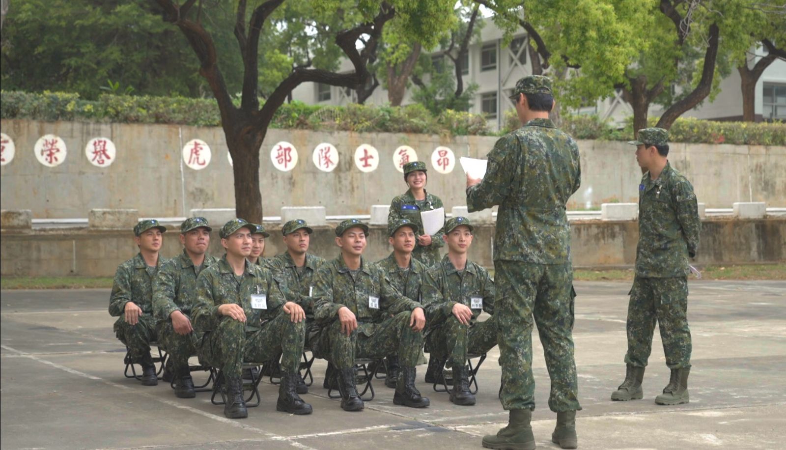 黃鐙輝班長念出星兵的匿名建議。台視提供