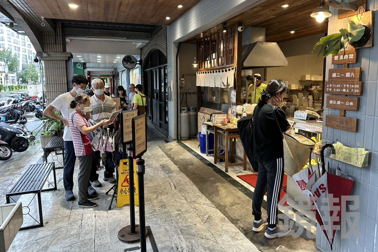 「超人鱸魚」開業28年，原店名叫作「擱一碗小吃店」。