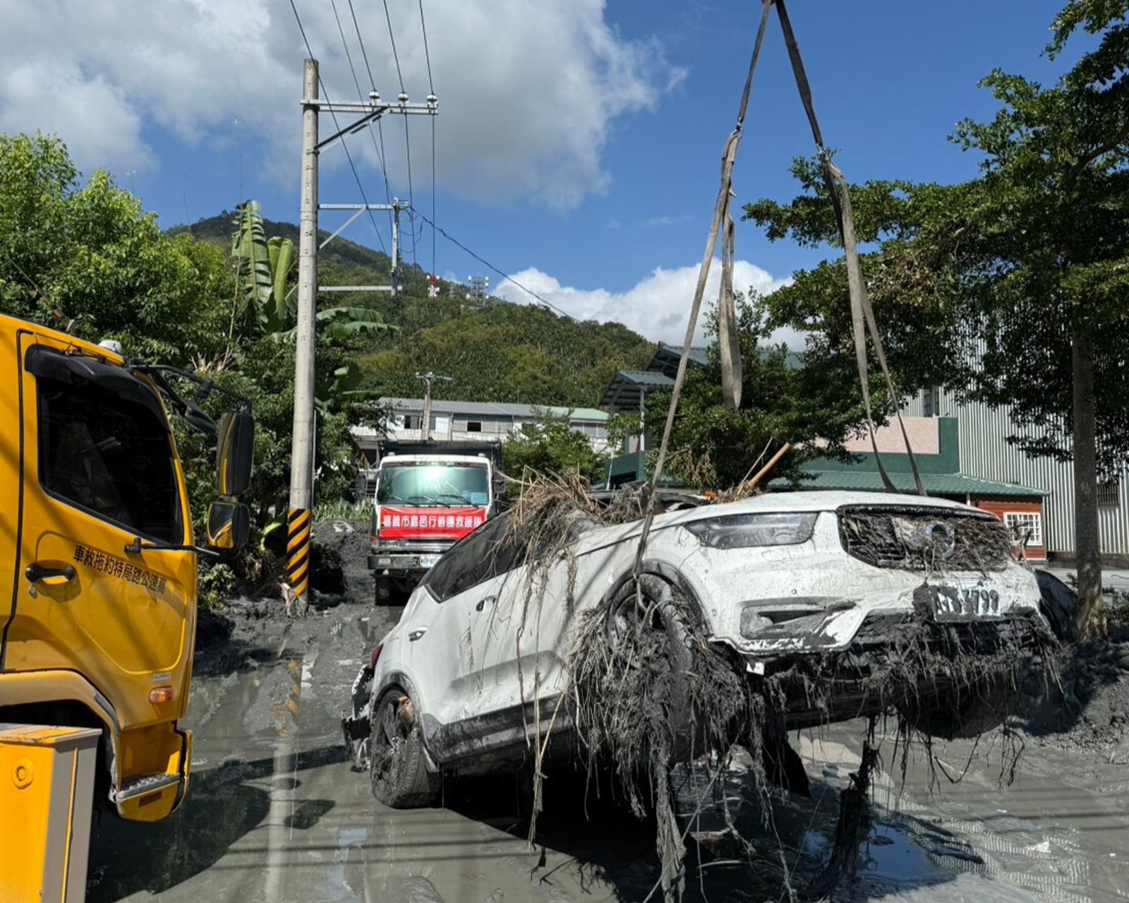 拖吊超人聯手水電超人火速救援。圖/資料照