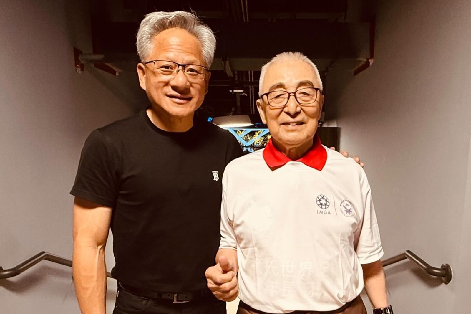 黃仁勳問104歲林友茂長壽秘訣　他妙答「多看美女」網笑翻