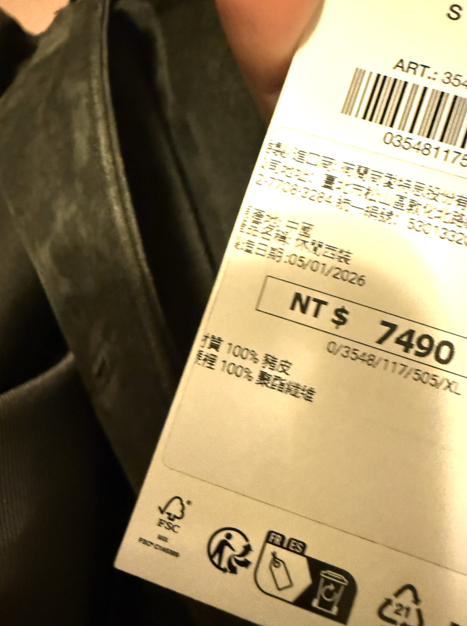 一名網友意外發現,ZARA一款真皮外套竟是豬皮打造。圖/翻攝自Threads@jksheng_