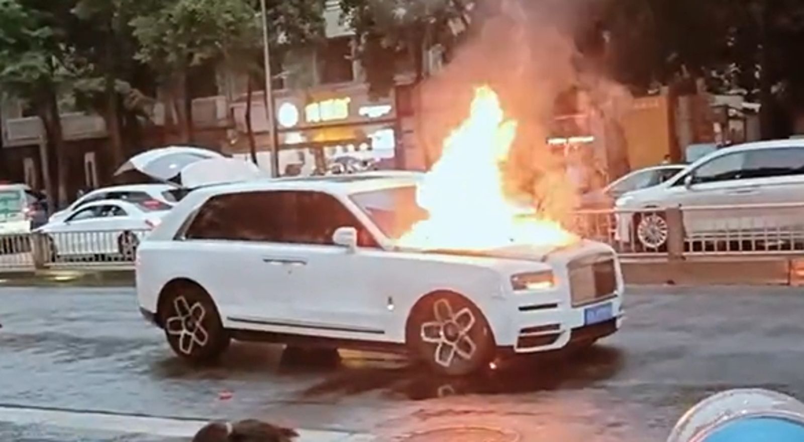 最貴火燒車！4000萬勞斯萊斯「街頭自燃」　網：一棟房子的錢燒掉了