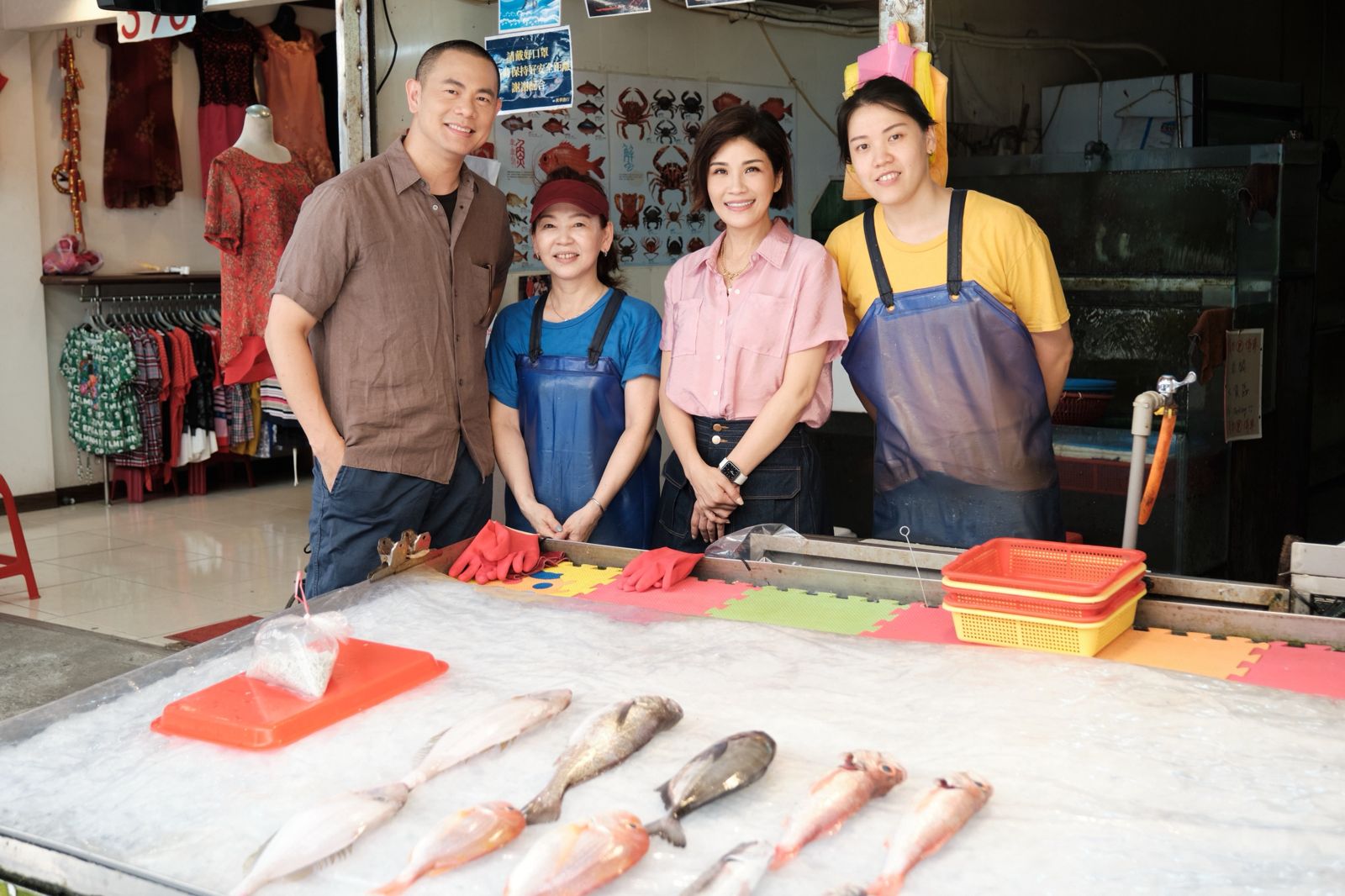 江振誠（左）帶著蔣雅淇（右2）逛宜蘭當地魚攤。TVBS提供