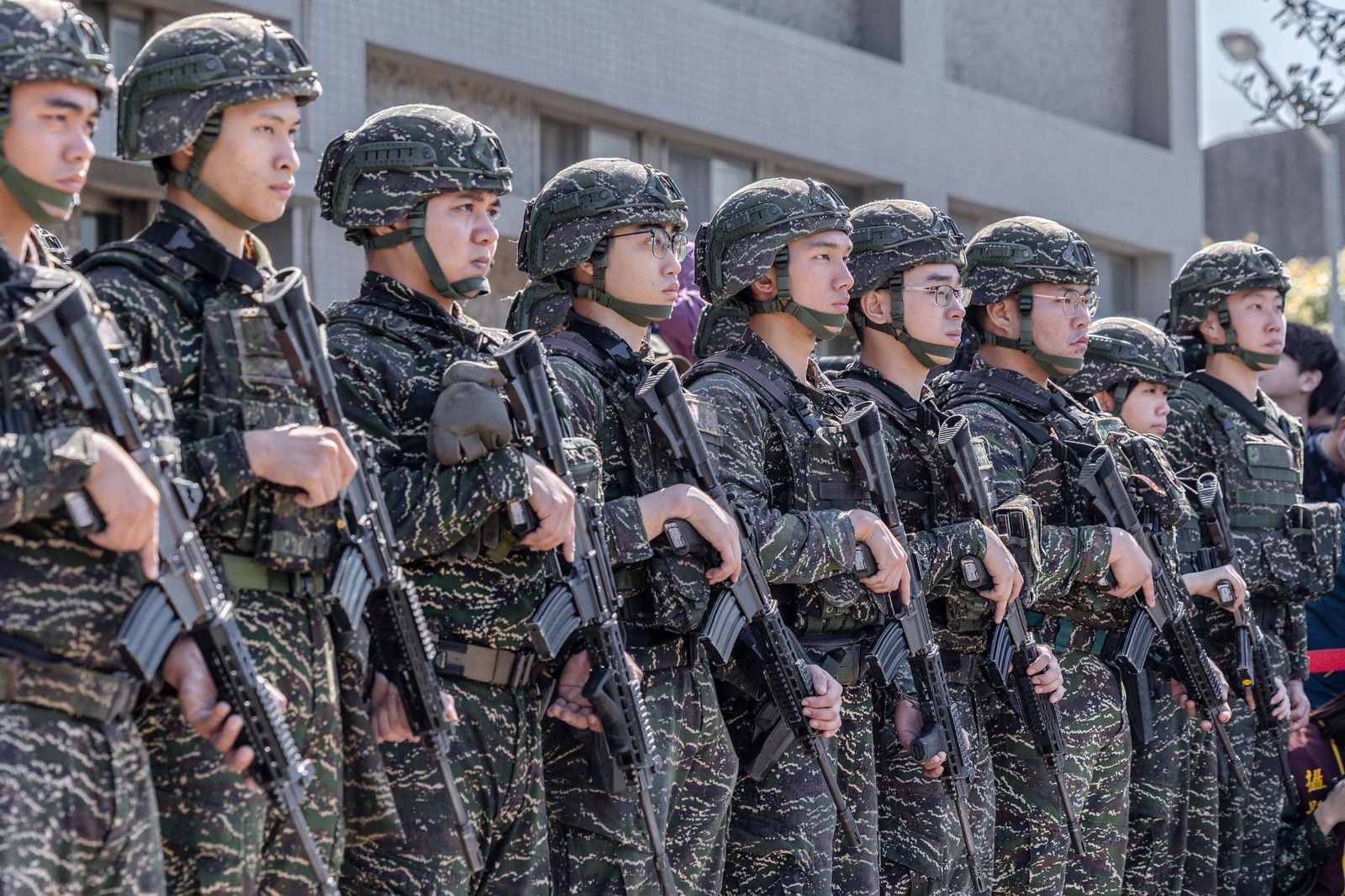 下士營區手機自拍還上傳被爆料　單位榮譽假沒了！8役男激憤開打後下場慘了