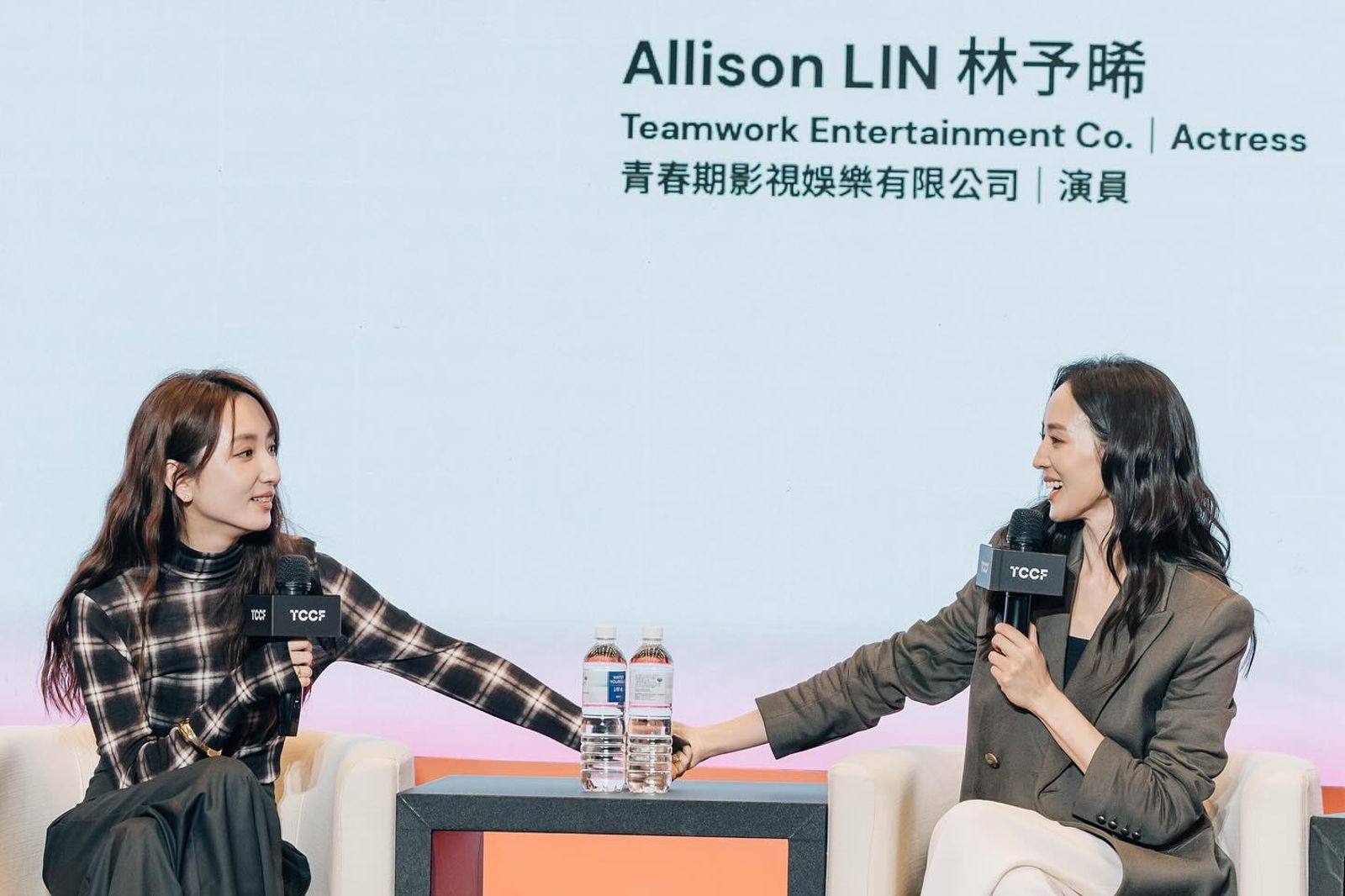 謝坤達閃兵被逮！柯佳嬿「獨自面對檢方」後露面　親密拉手張鈞甯