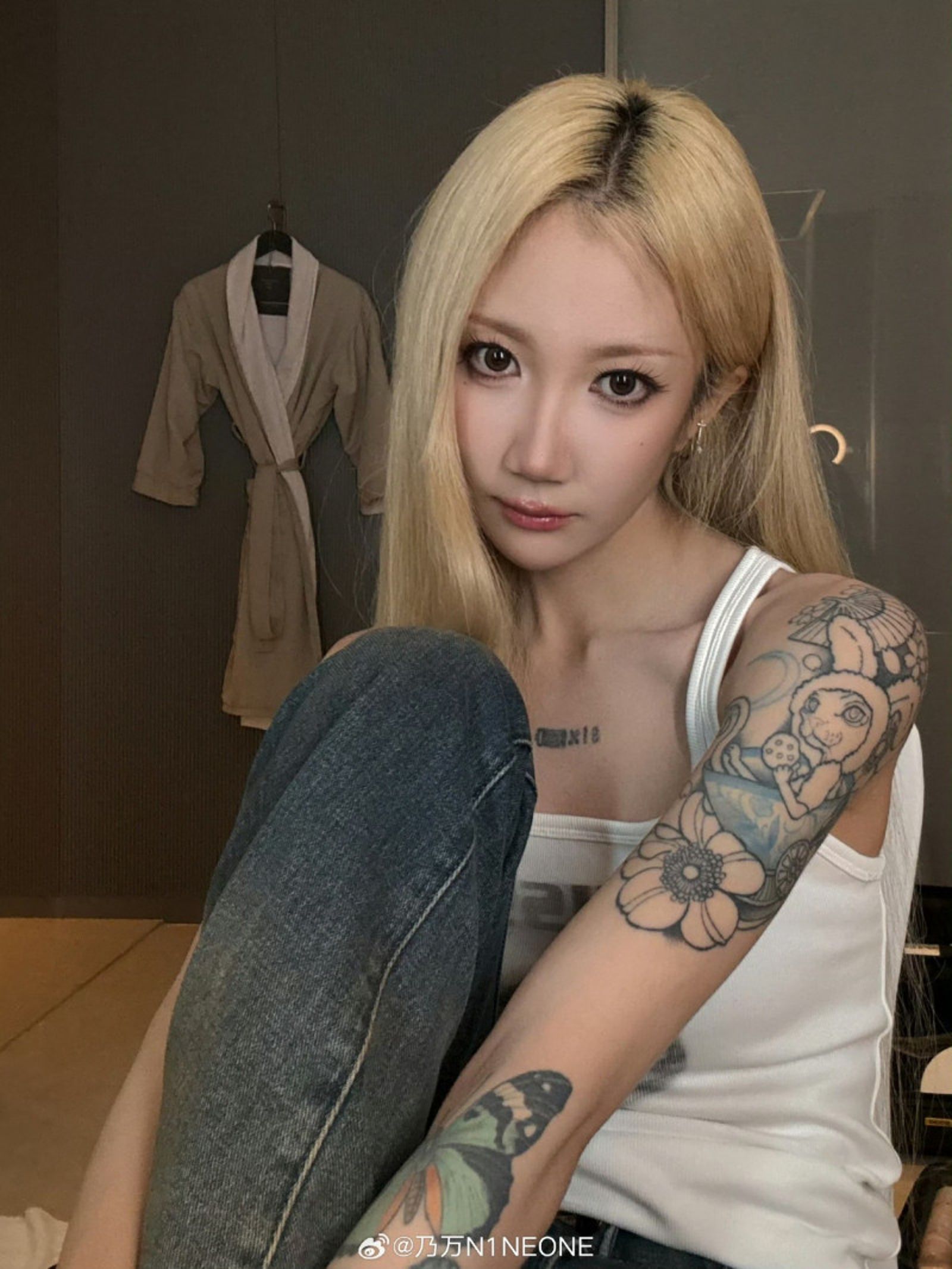 乃萬整個人瘦到脫相。翻攝乃萬微博