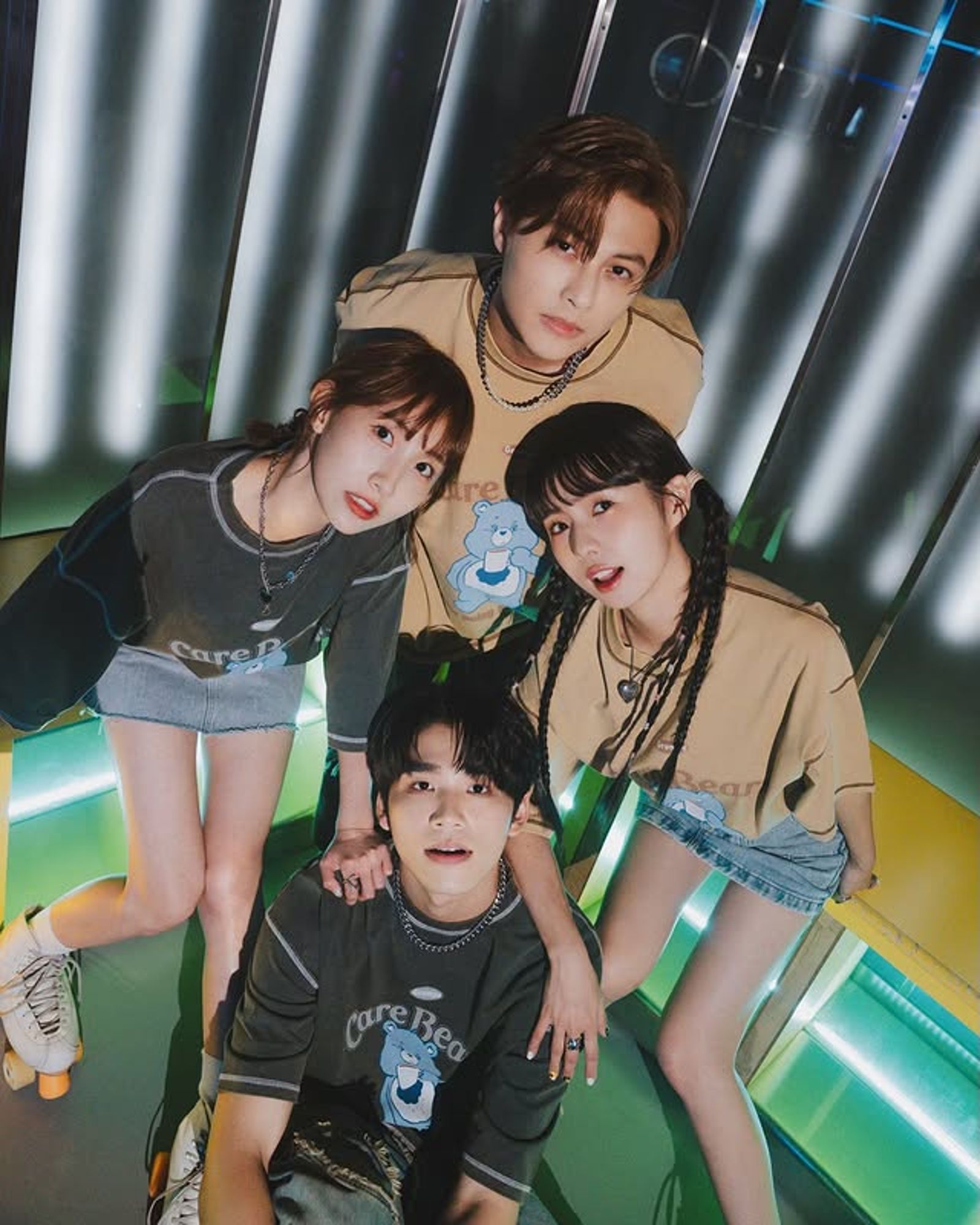 簡廷芮（前排右起）與王品澔一起為王子（後排右）的潮牌拍攝。翻攝IG@dewichien