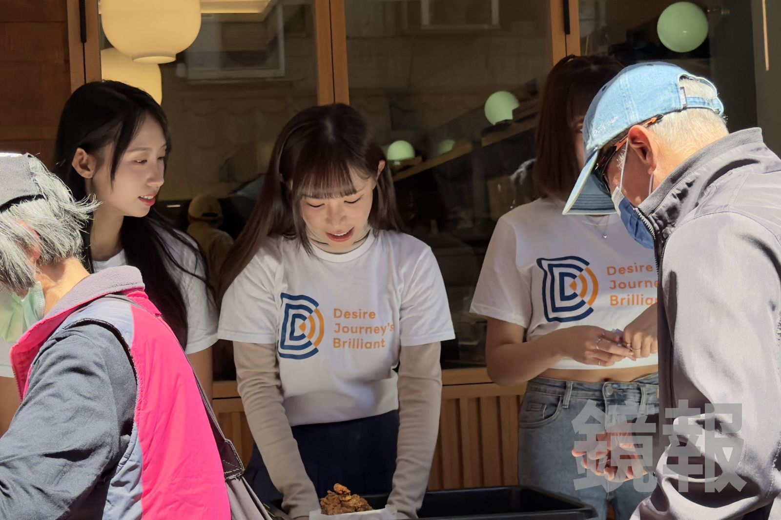 巫苡萱赴東京看WBC應援Team Taiwan「偷比結印手勢」咒對方三振　共度白色情人節對象曝光