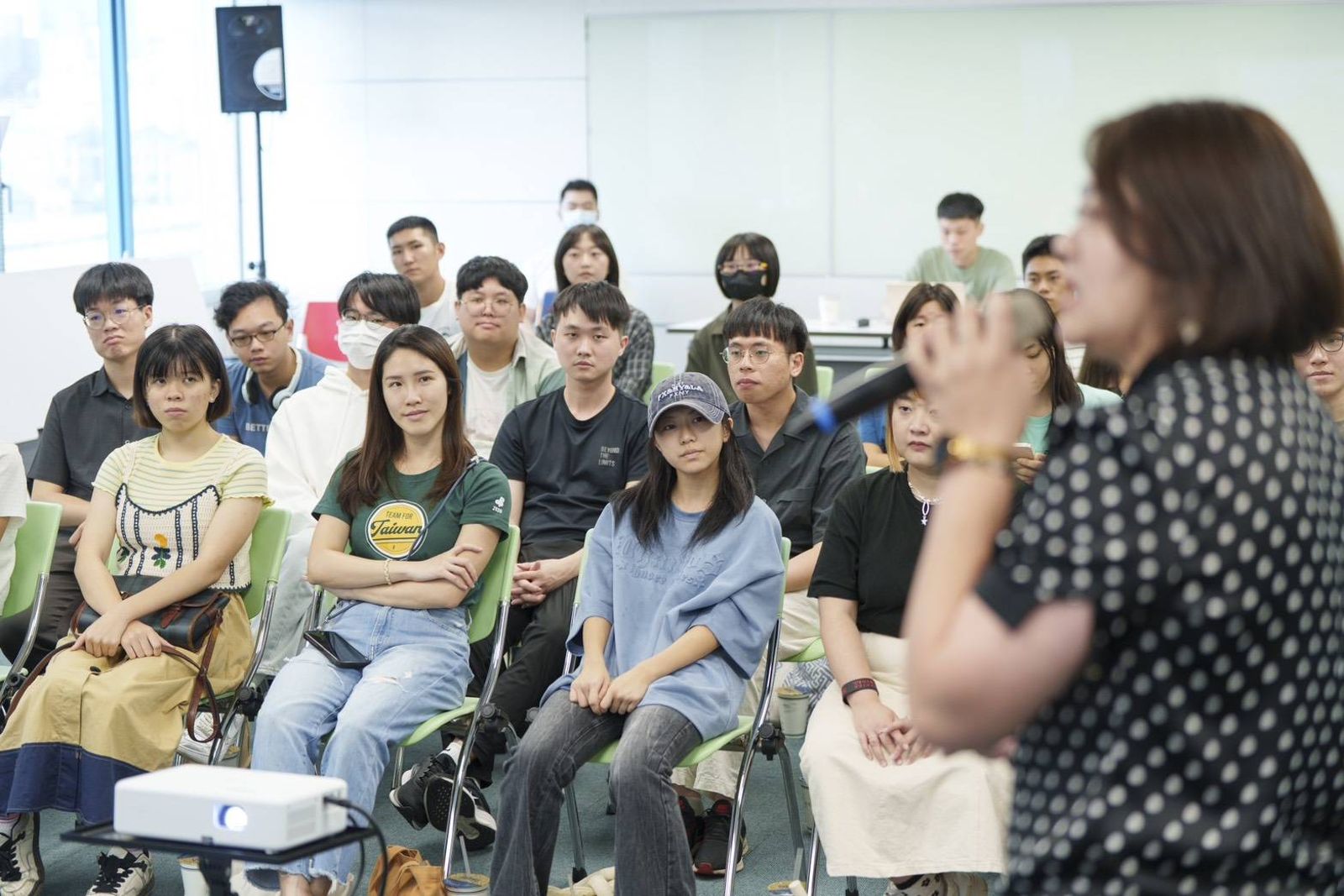 南投縣議員沈夙崢昨（221日）擔任「夏日破浪行動」青年志工培訓講師，向志工們分享自己的親身經驗。（圖／民進黨提供）
