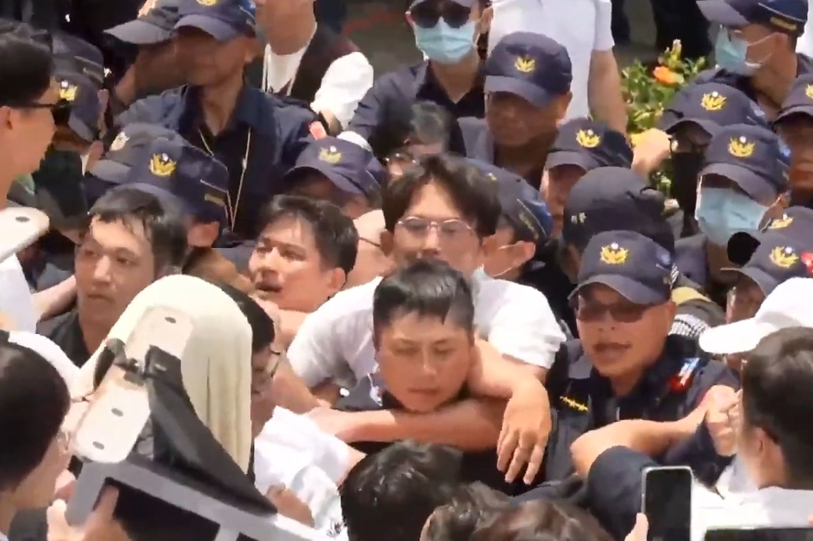 民眾黨走讀8警傷　內政部撂重話嚴辦黃國昌　警偵辦進度曝光