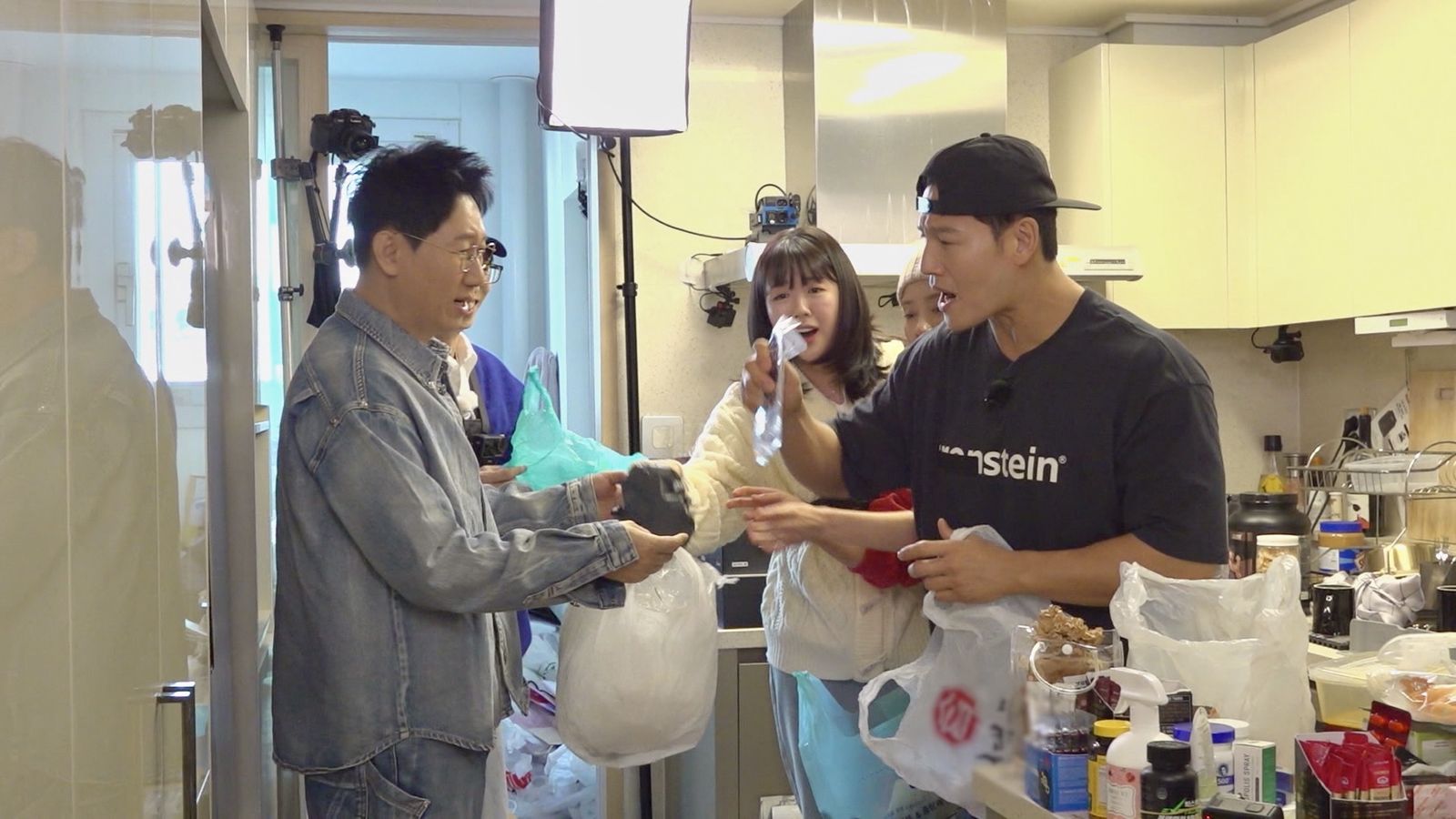 這不是垃圾屋？金鍾國家中亂成這樣　連Kobe簽名球都沒人權