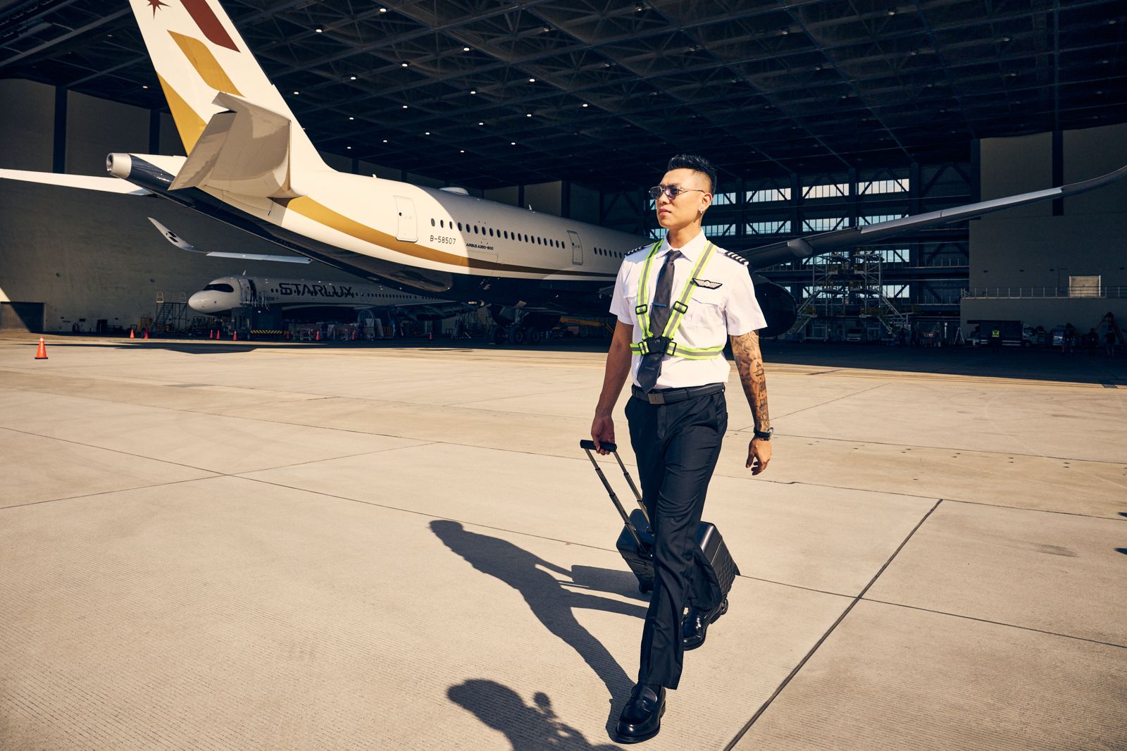 頑童與航空公司合作拍攝新歌〈It’s About Time〉MV。本色音樂提供