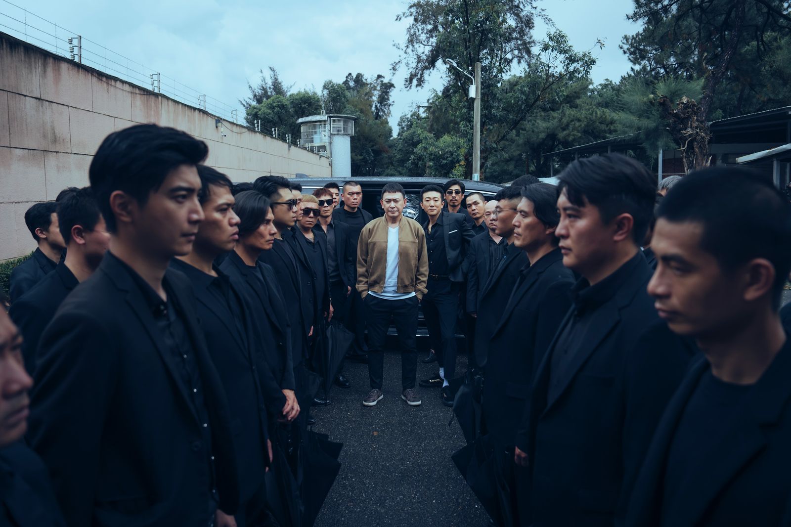 黑幫親情輕喜劇國片《網紅老爸》中，王識賢飾演剛出獄的老大「天哥」。曼尼娛樂提供