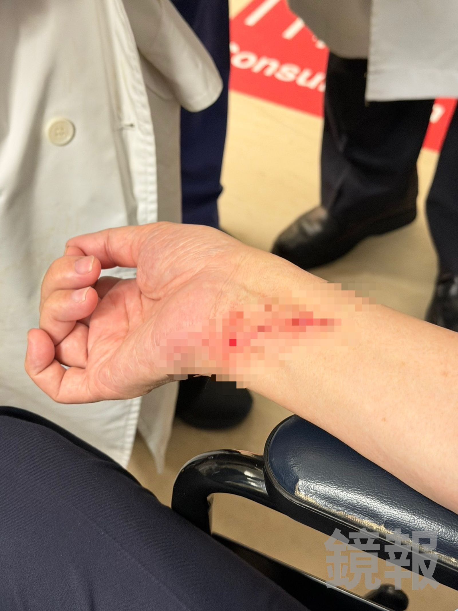 前輔大校長江漢聲看診時遭持刀襲擊受傷。翻攝畫面