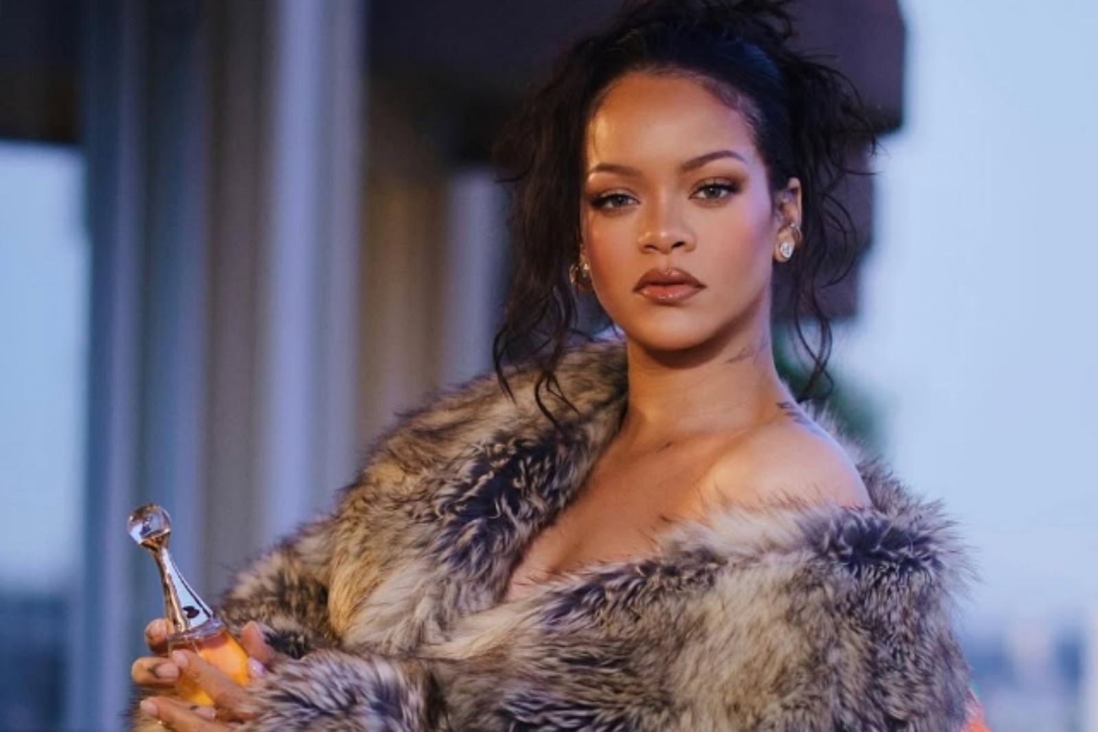 蕾哈娜豪宅遭槍擊…子彈穿牆！知情人士曝「人在屋內」　女嫌犯落網