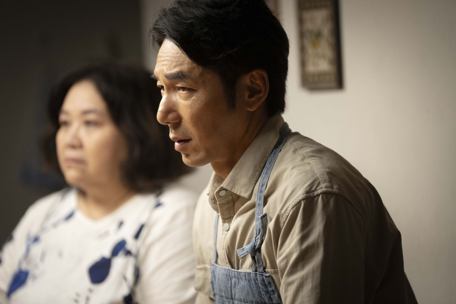 鍾欣凌（左）《拜六禮拜》帶初戀李李仁（右）回家。華視、公視台語台提供