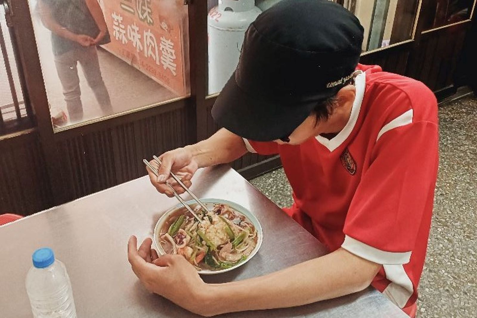 台中21歲男從未上學、無戶籍流浪街頭...如「幽靈人口」　里長暖心伸援並通報社會局