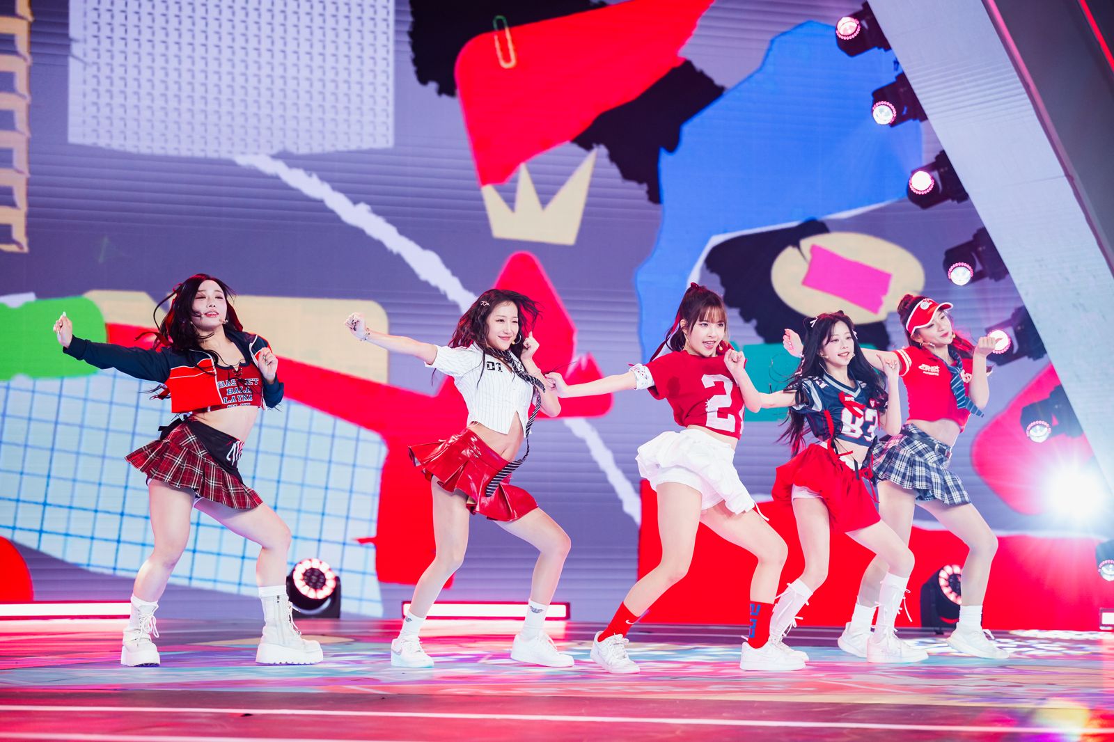 不公平？SM旗下正妹老師「放棄韓國出道」空降《宇宙啦啦隊》　B2親上火線解釋內幕