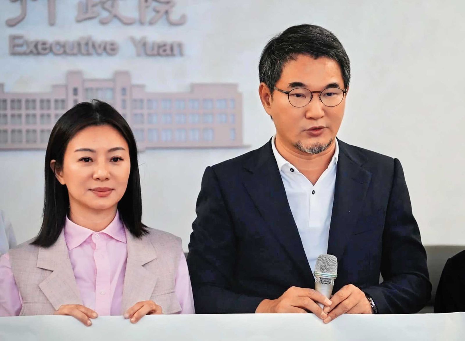 雲林縣議員張庭綺(左)與縣長參選人劉建國(右)。圖/翻攝fb張庭綺