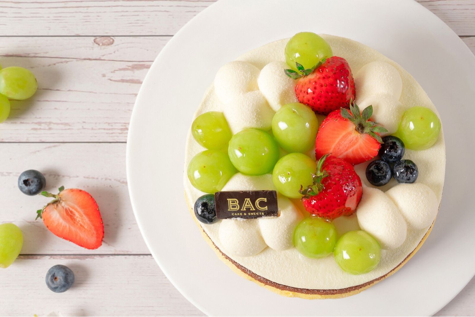 「鮮果秋之頌」頂層擺滿酸甜的綠葡萄、草莓與藍莓。(990元/6吋)
