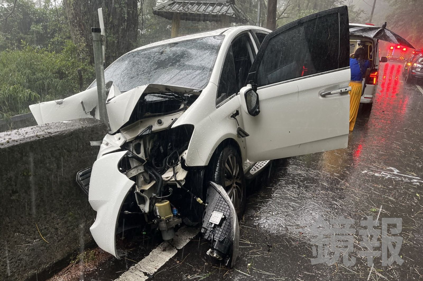 暴雨冰雹狂炸中橫!一家四口自撞困山區 消防救援半路遇遊覽車「顧路」急翻天