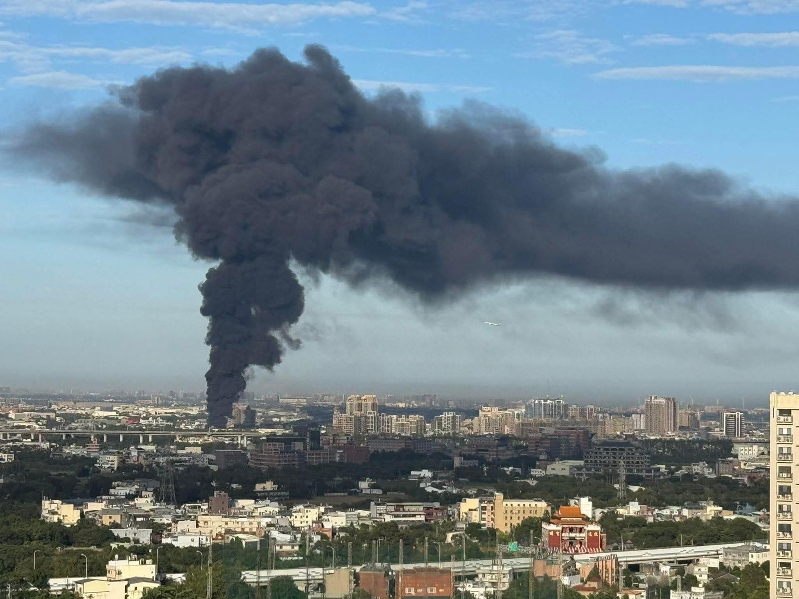 民眾從10多公里外的高速公路上拍下火災造成的濃煙。圖／臉書＠桃園人大小事