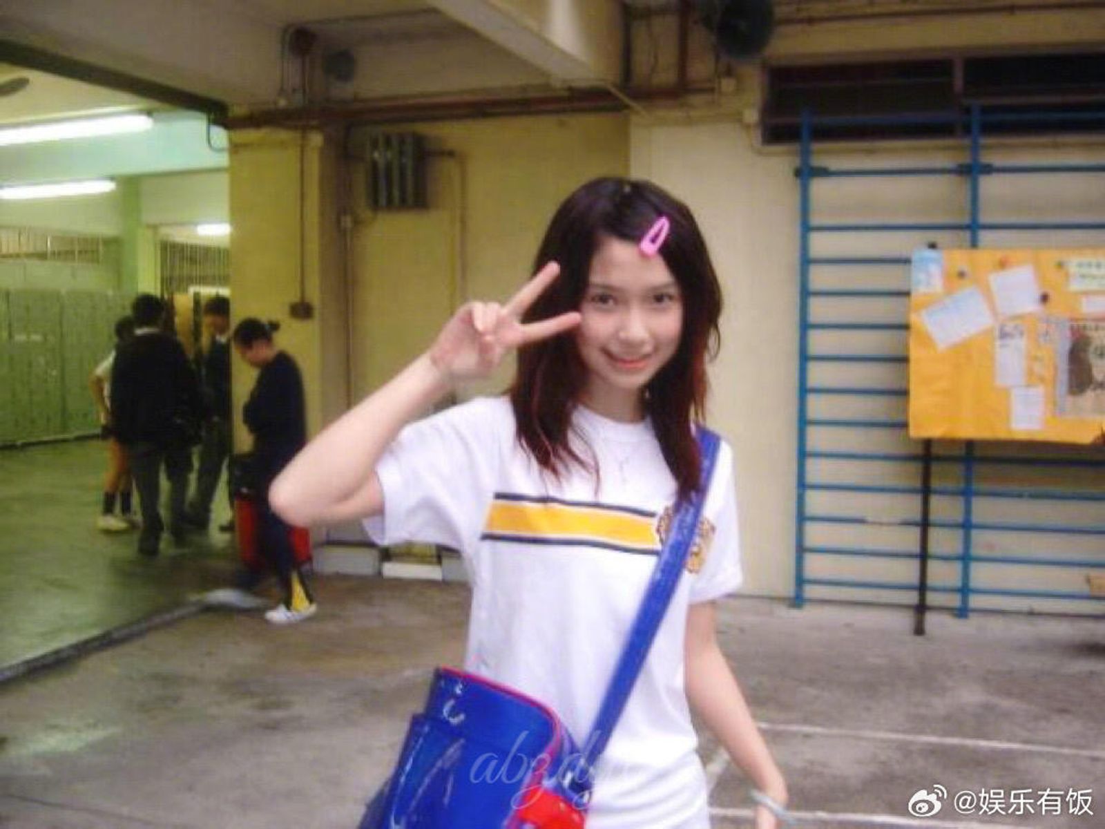 Angelababy 13歲的校園舊照在網路瘋傳,當時牙齒還沒有矯正。翻攝微博@娛樂有飯