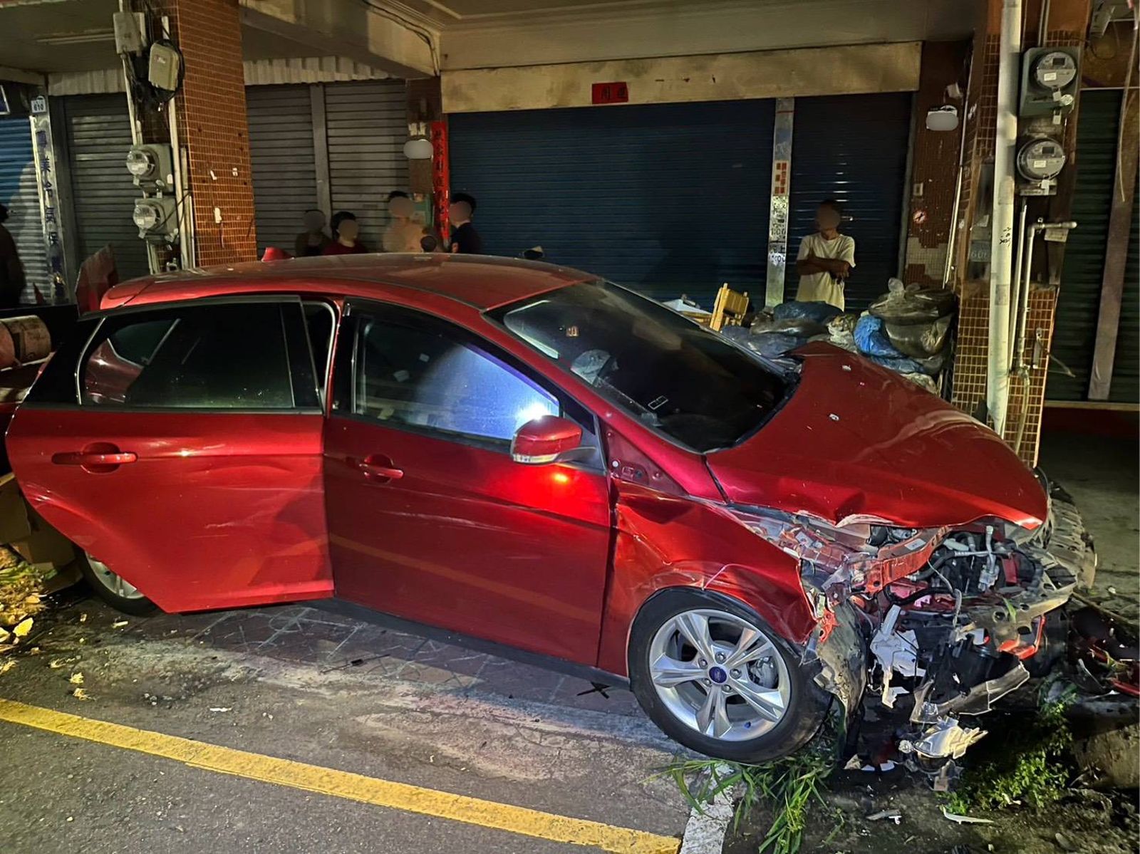 有片／高雄女聚會嗨唱「一手啤酒」下肚成行走凶器　酒駕衝民宅連撞3車電線桿也遭殃