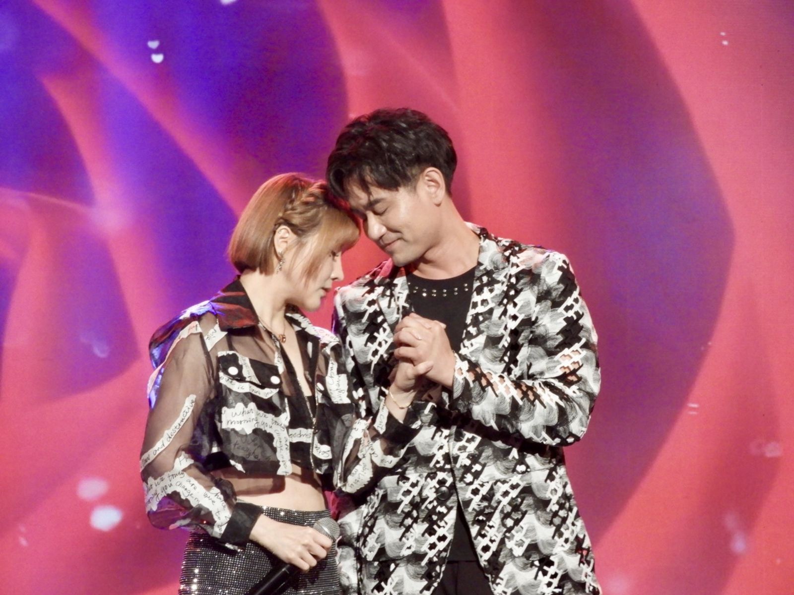 蕭玉芬、吳俊宏演唱「雪中紅」深情對望。中視提供