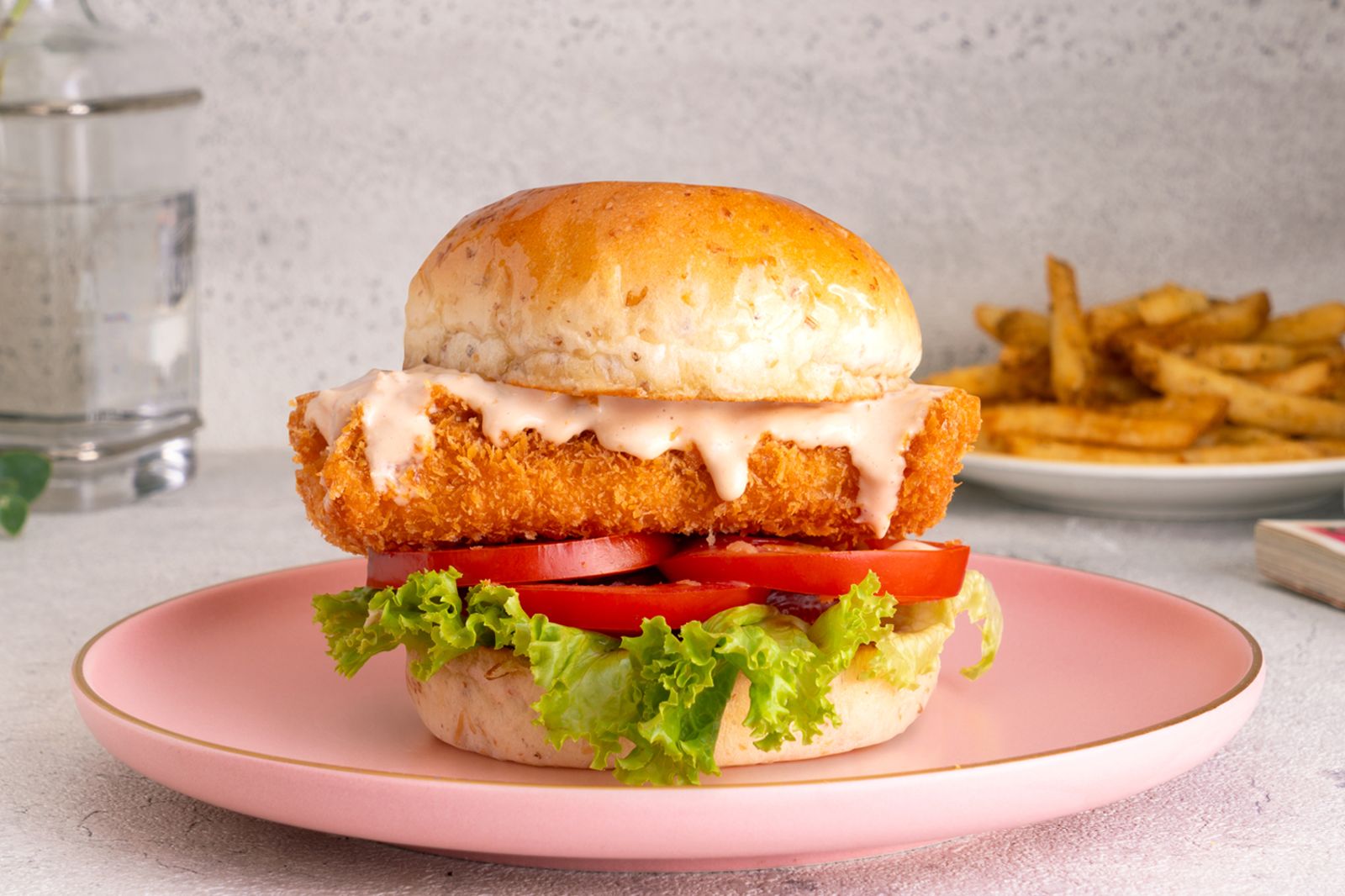 週二限定的「香酥厚切鮮魚麥漢堡」,嚴選東部海域捕撈的鬼頭刀,外酥內嫩的魚肉搭配白酒醋酸黃瓜美乃滋,鮮味噴發。(280元/份,金色三麥供圖)