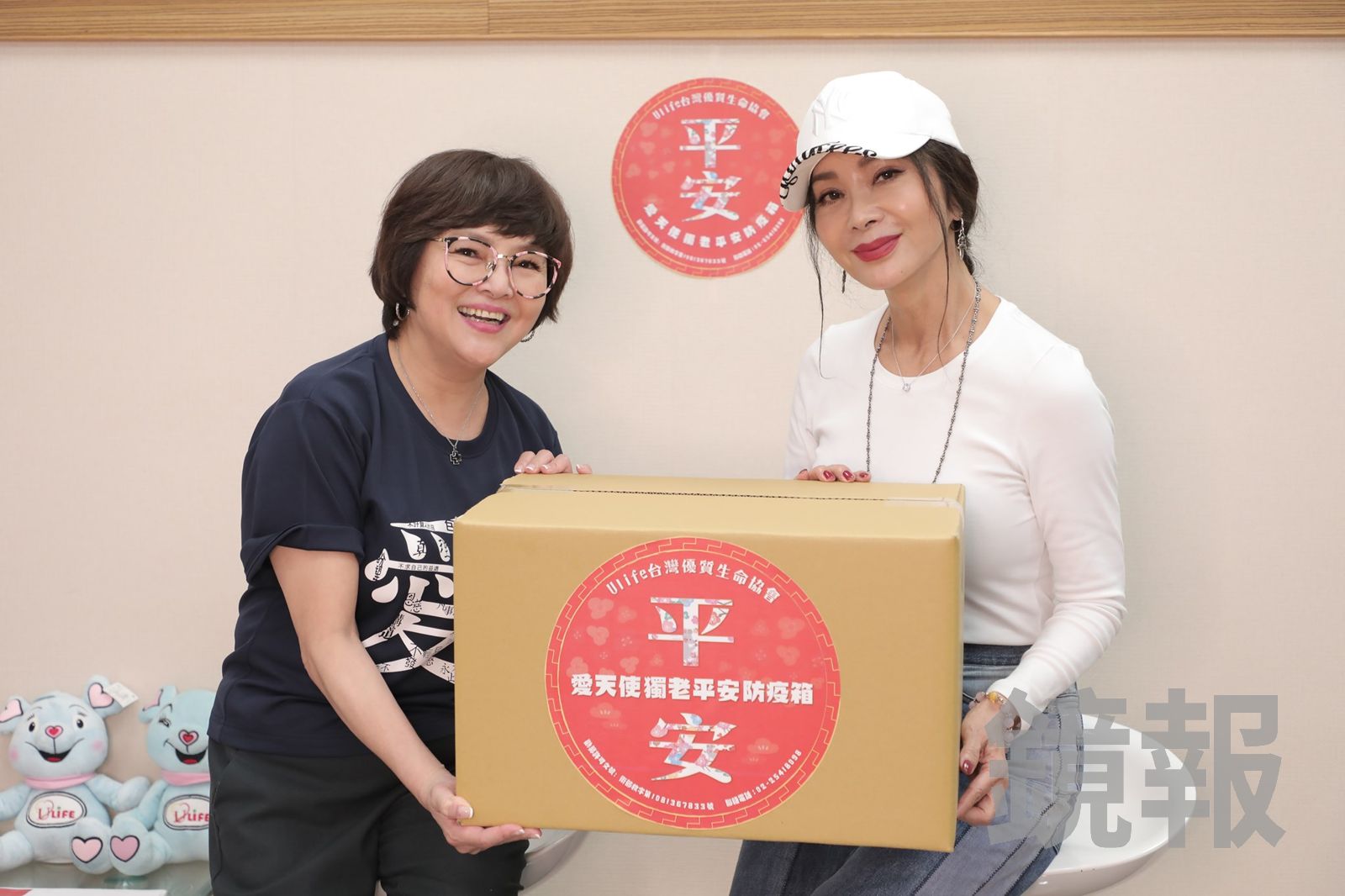 (左)紀寶如與(右)資深藝人陳美鳳，一起做公益關懷長者。翻攝紀寶如臉書