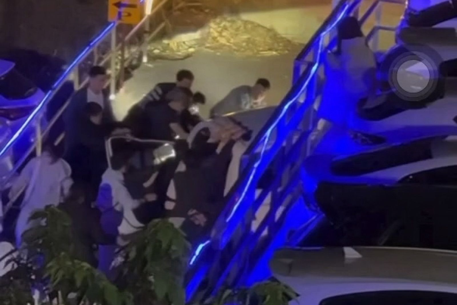 施男被轎車壓住，已無生命跡象，目擊民眾通知餐廳員工，趕快過來幫忙救人。民眾提供