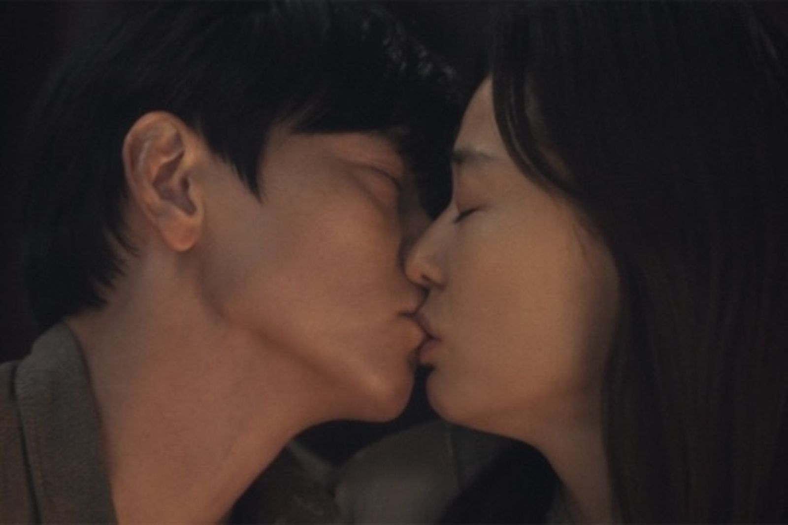 全智賢、姜棟元《暴風圈》空襲警報也要親！　甜暈觀眾：尖叫看完