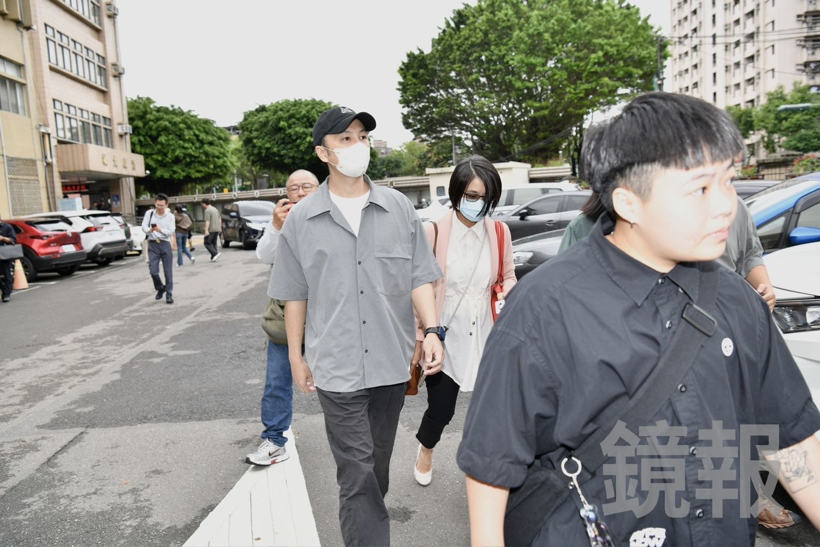 Energy書偉閃兵案出庭 助理「拿手機偷拍」!法官當場抓包