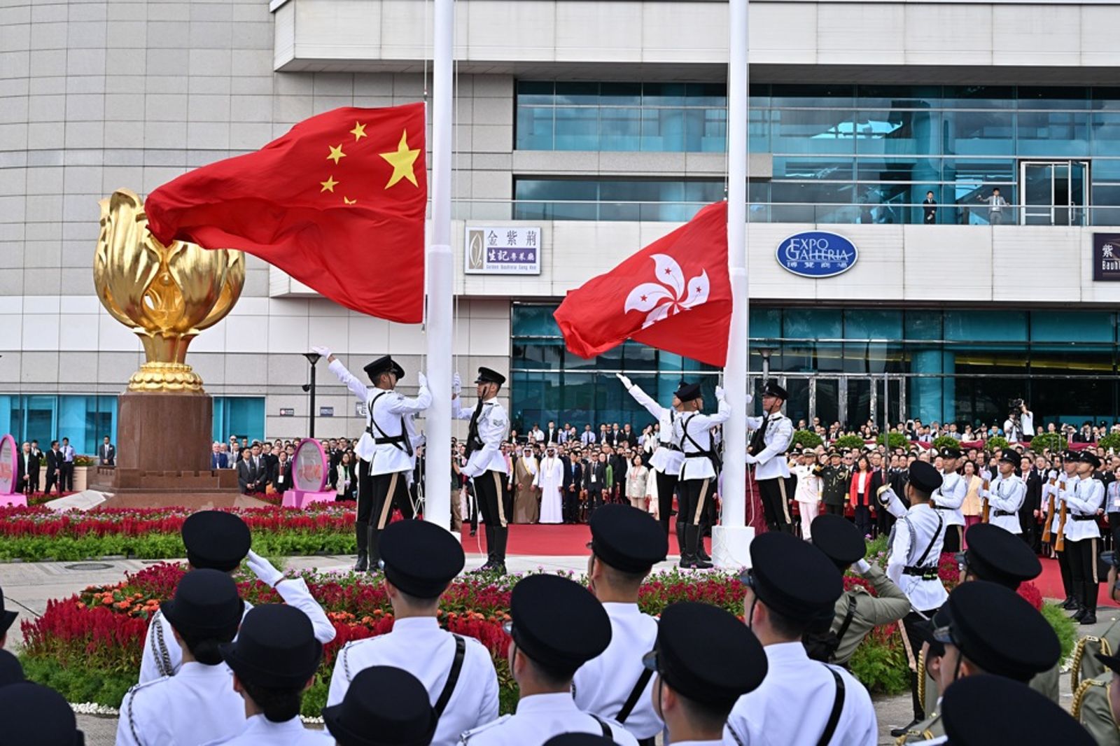 7月1日是香港回歸中國28周年，香港灣仔金紫荊廣場特別舉行升旗典禮。圖片取自香港特區政府官網