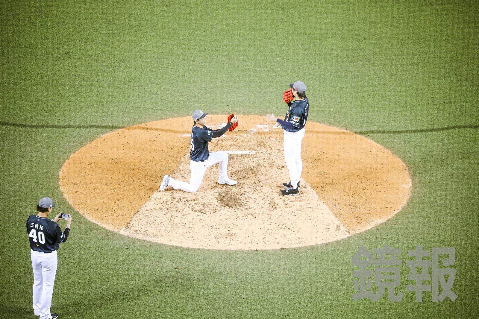 中職/投手丘變求婚舞台!郭俊麟「告白」陳冠宇 全場4萬人高喊嫁給他