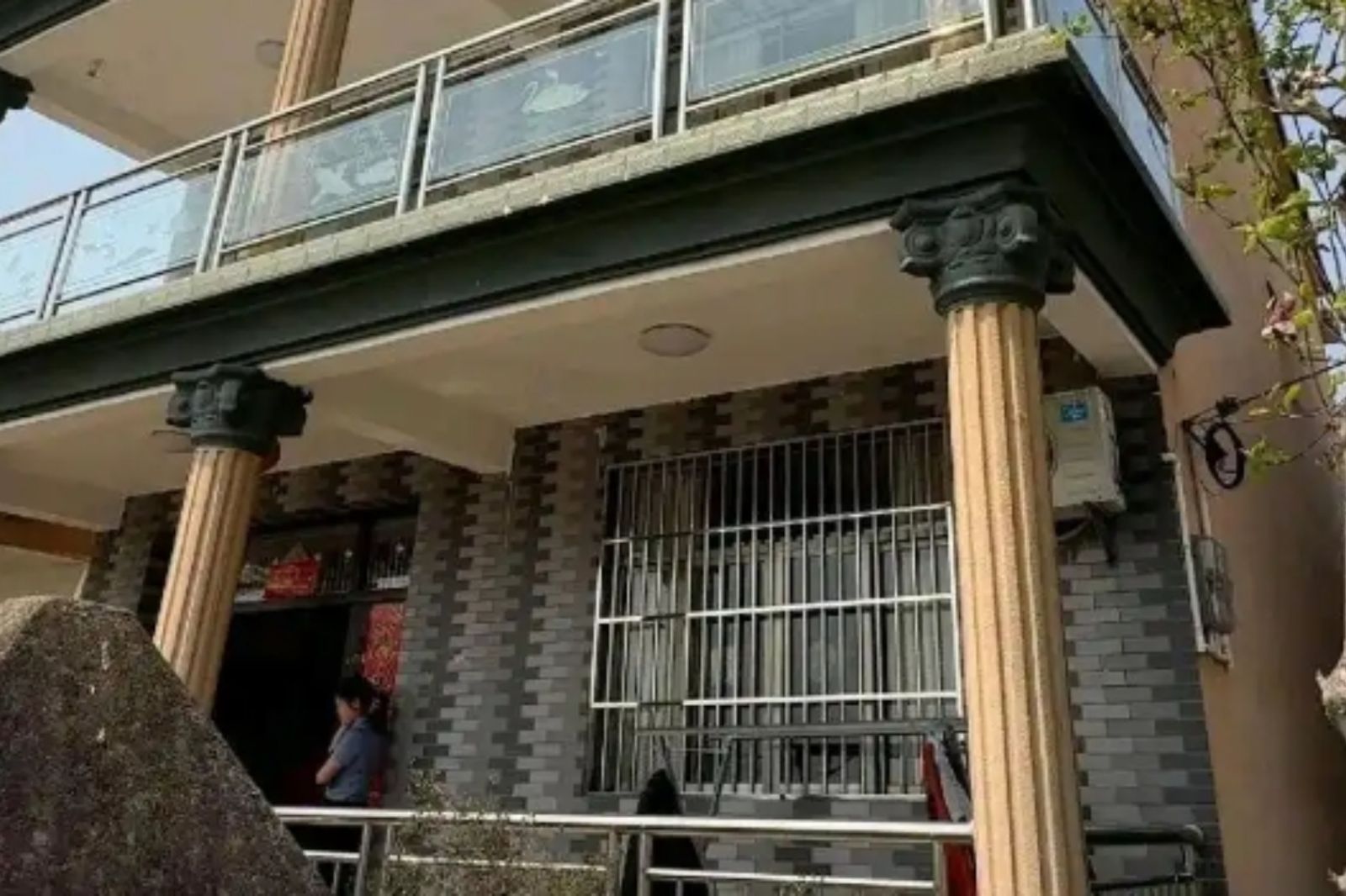 李東利用哥哥裡震的賠償金蓋了豪宅。圖／翻攝微博