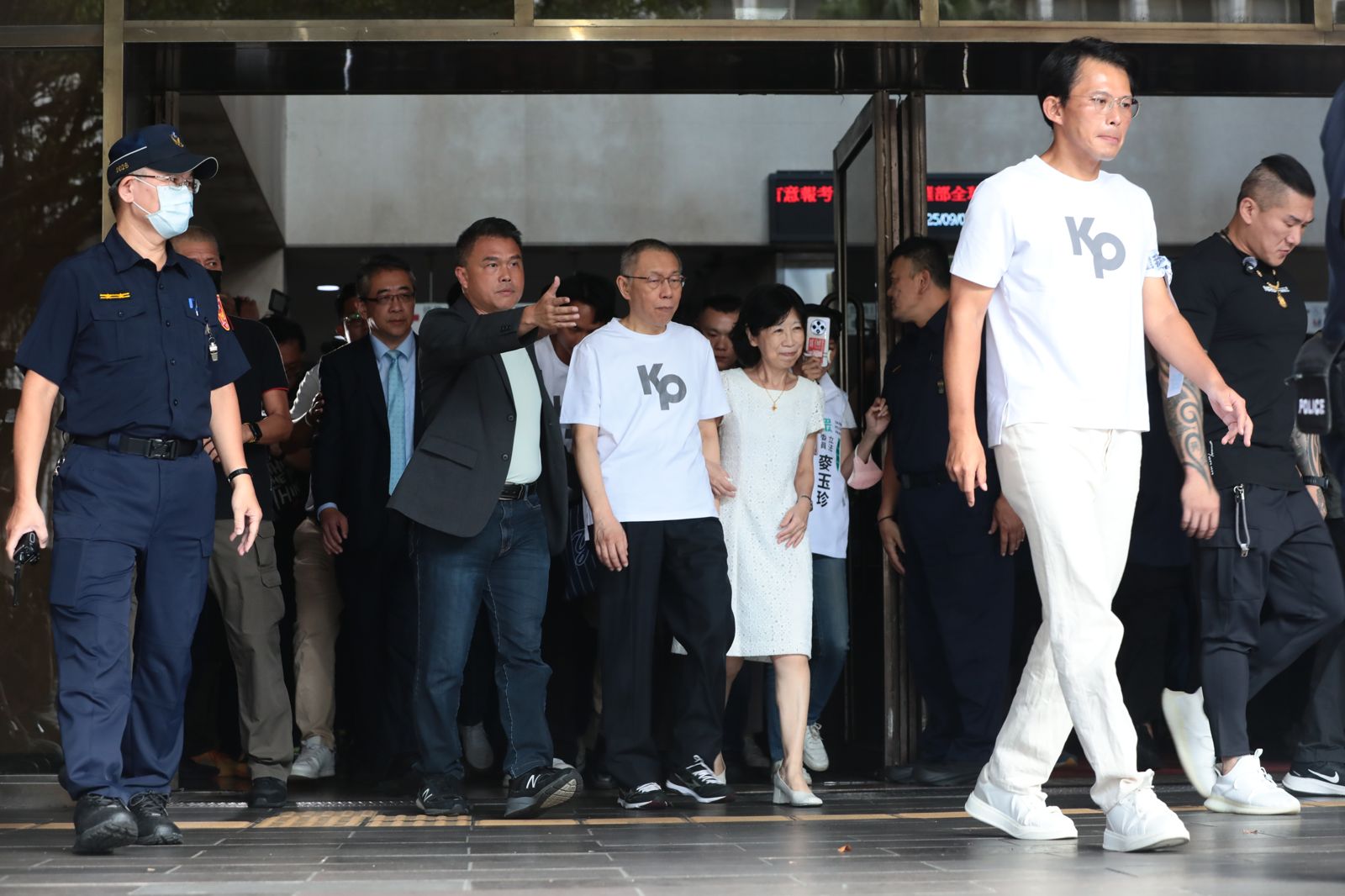 一個人態度可以有這樣巨大的反差,其實已經是人格缺陷的警訊。林煒凱攝影