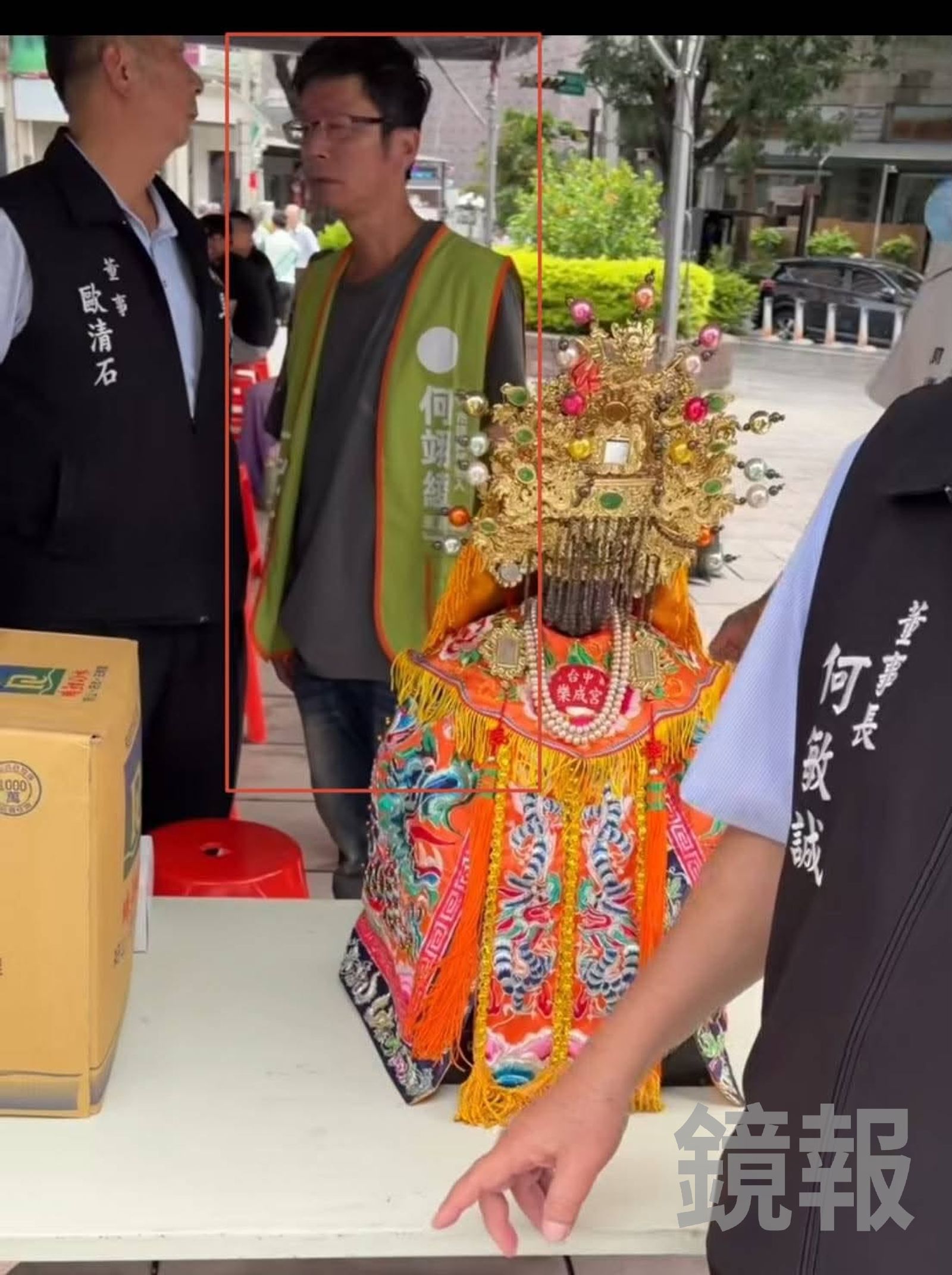 台中東區干城里長張碧芝指控,樂成宮董事長何敏誠將媽祖神尊請出,替女兒何翊綾參選市議員造勢,痛批是「公器私用」。圖/翻攝fb張碧芝