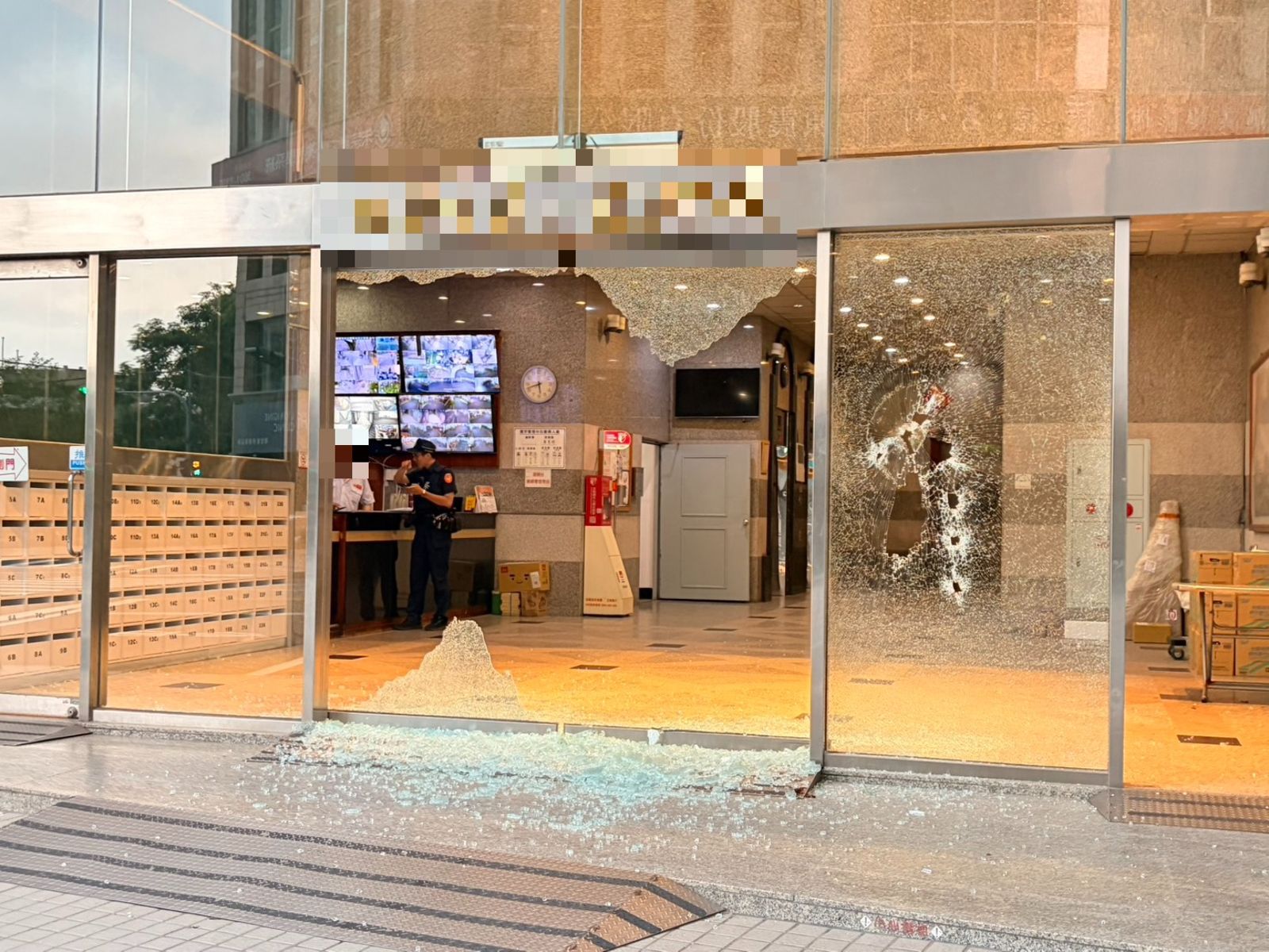 瞄準神祕招待所?槍手掃射台灣大道商辦 大門玻璃碎一地...警追教唆藏鏡人