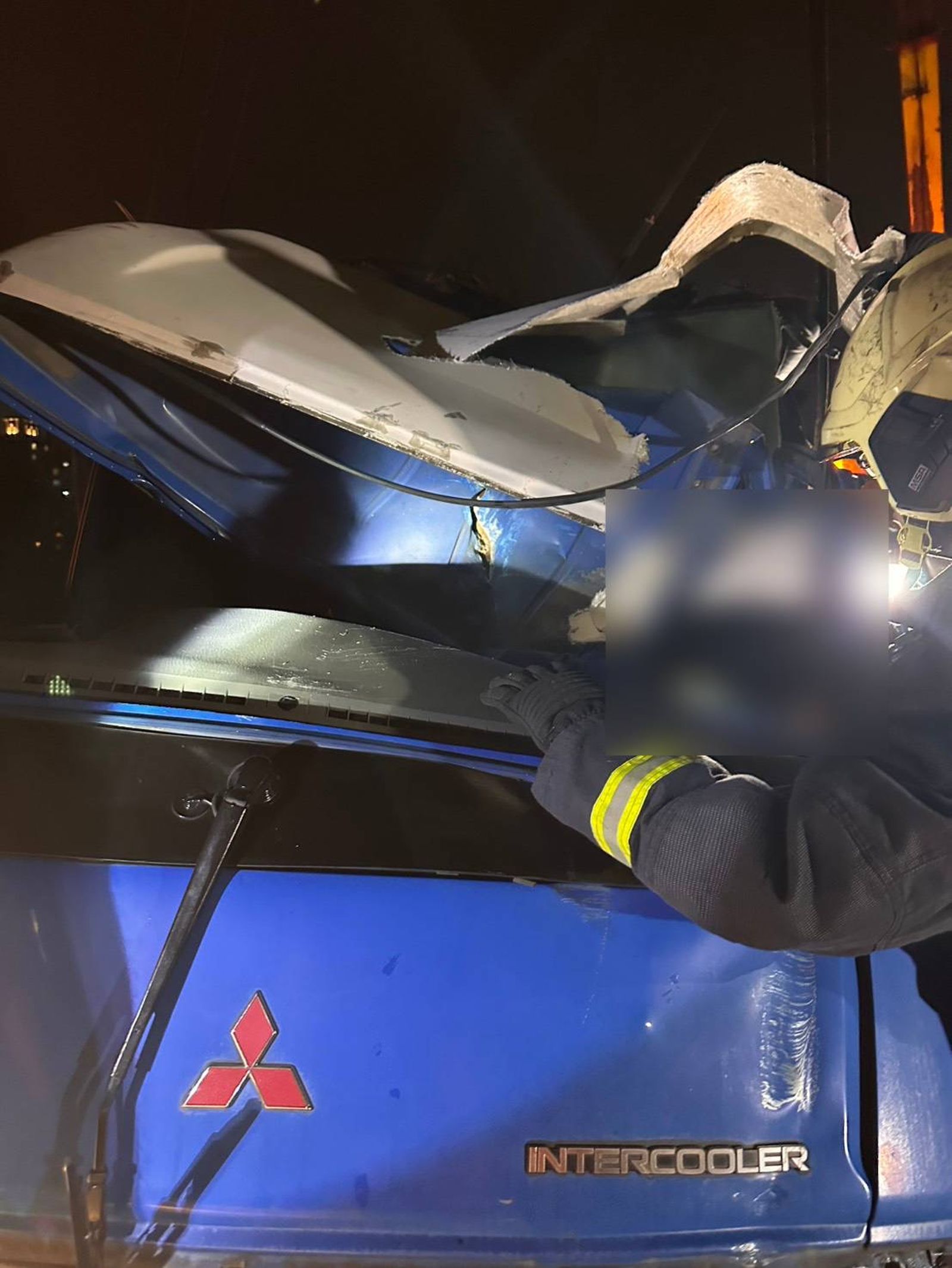 小貨車駕駛被夾在車內。翻攝畫面