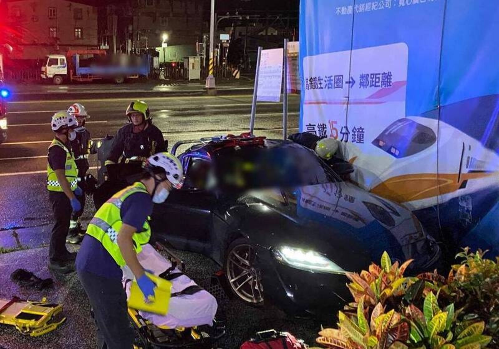 男子疑打瞌睡開200萬GR Supra自撞　廣告看板+電箱全遭殃