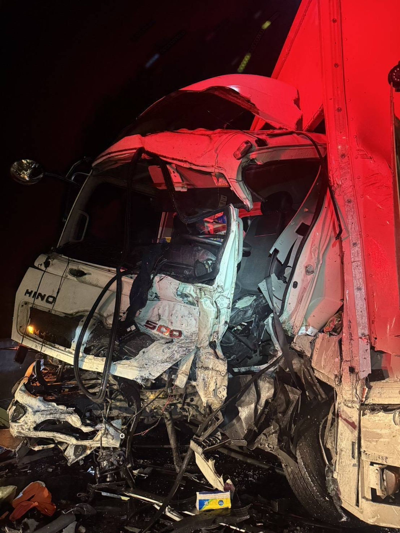 大貨車、貨櫃車對撞。