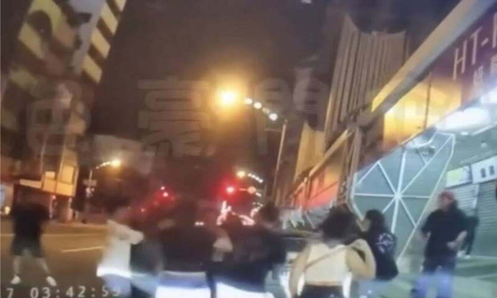 東協廣場深夜大亂鬥　10多人拳腳相向　保全持警棍一到瞬間鳥獸散