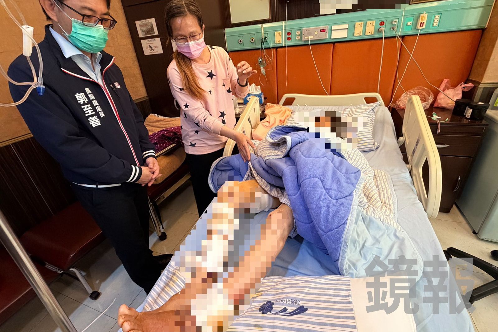 彰化縣農業處長郭至善(左)到醫院探視受傷的婦人。民眾提供