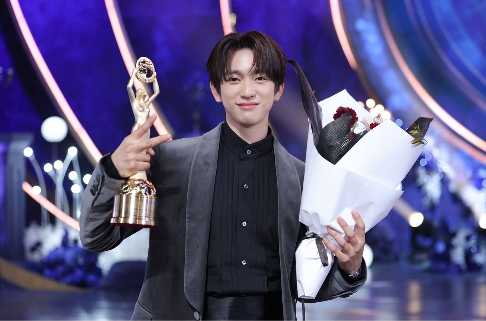 朴珍榮興奮拿著人氣獎奬座。翻攝bhent_official