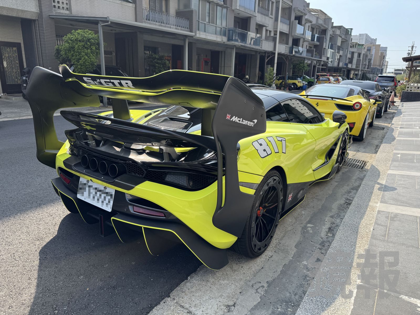 網友誤入台中神祕「超跑巷」嚇爛!逾6千萬元豪車停整排…腳軟自動降速